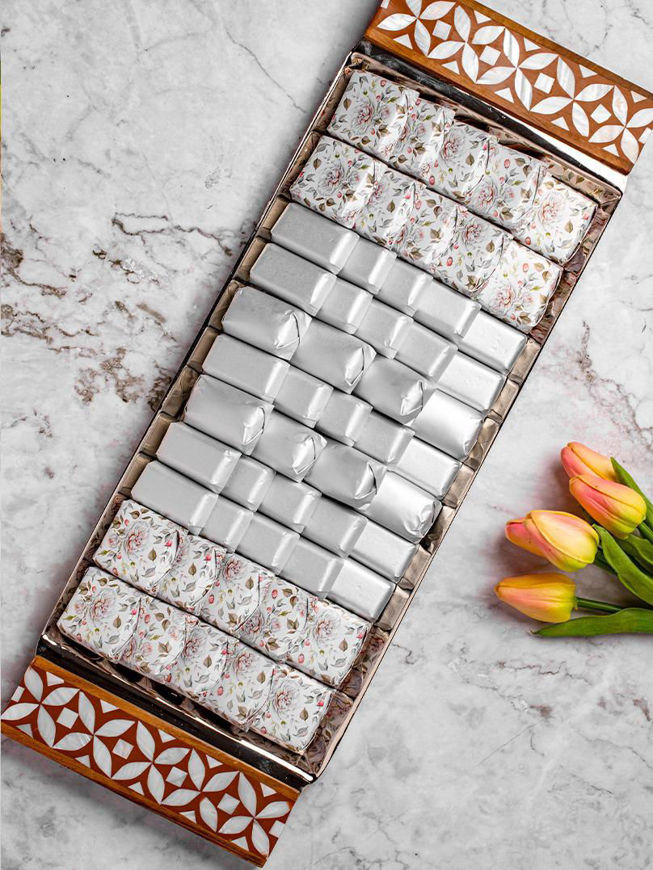 Picture of STEEL TRAY WITH HANDEL WOOD AND  MOTHER OF PEARL, BELGIUM CHOCOLATE 900 G
